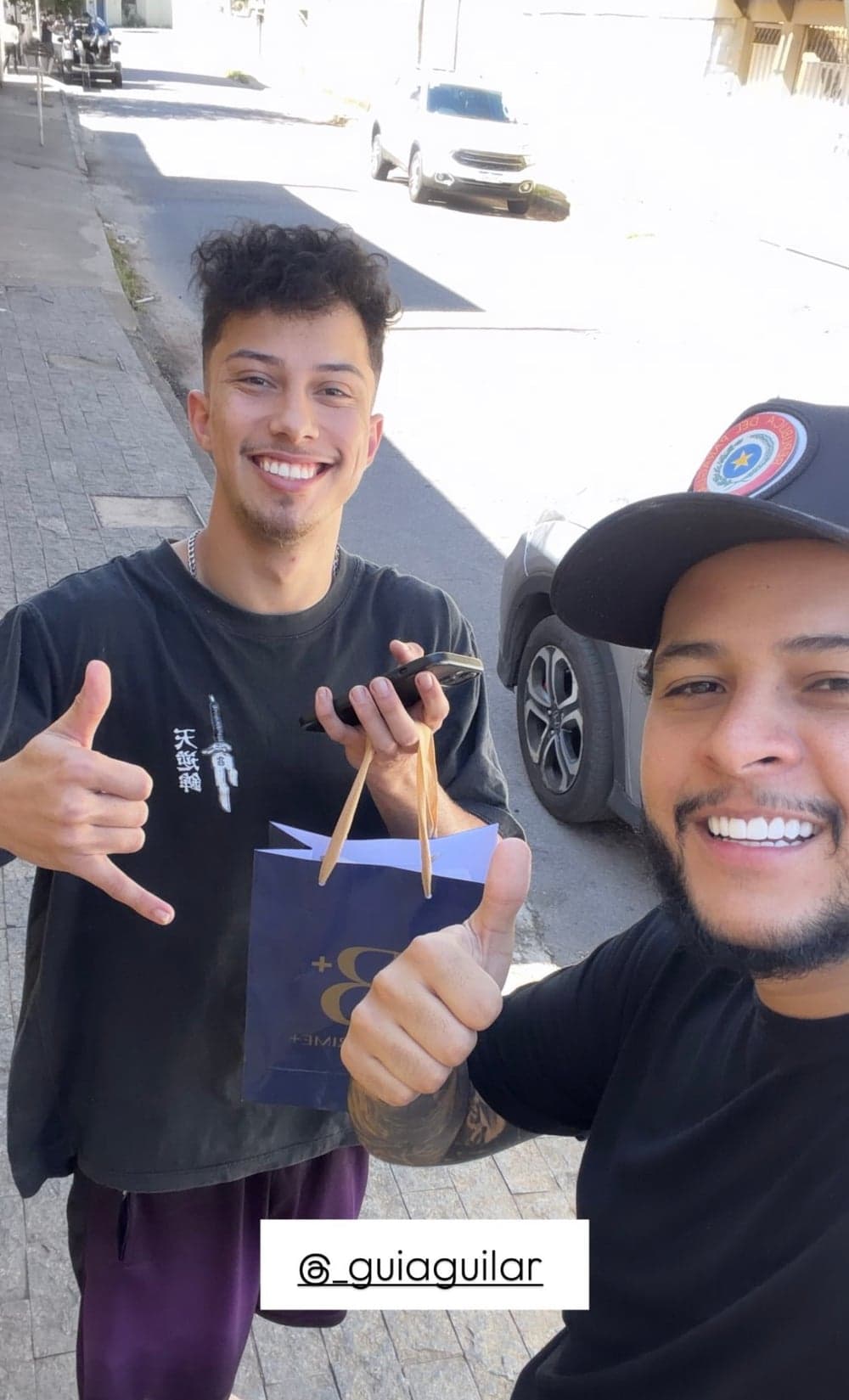 Cliente da Bonni Prime+ recebendo sua sacola de compra