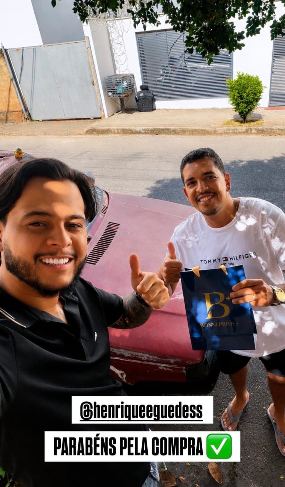 Cliente da Bonni Prime+ recebendo sua sacola de compra na rua