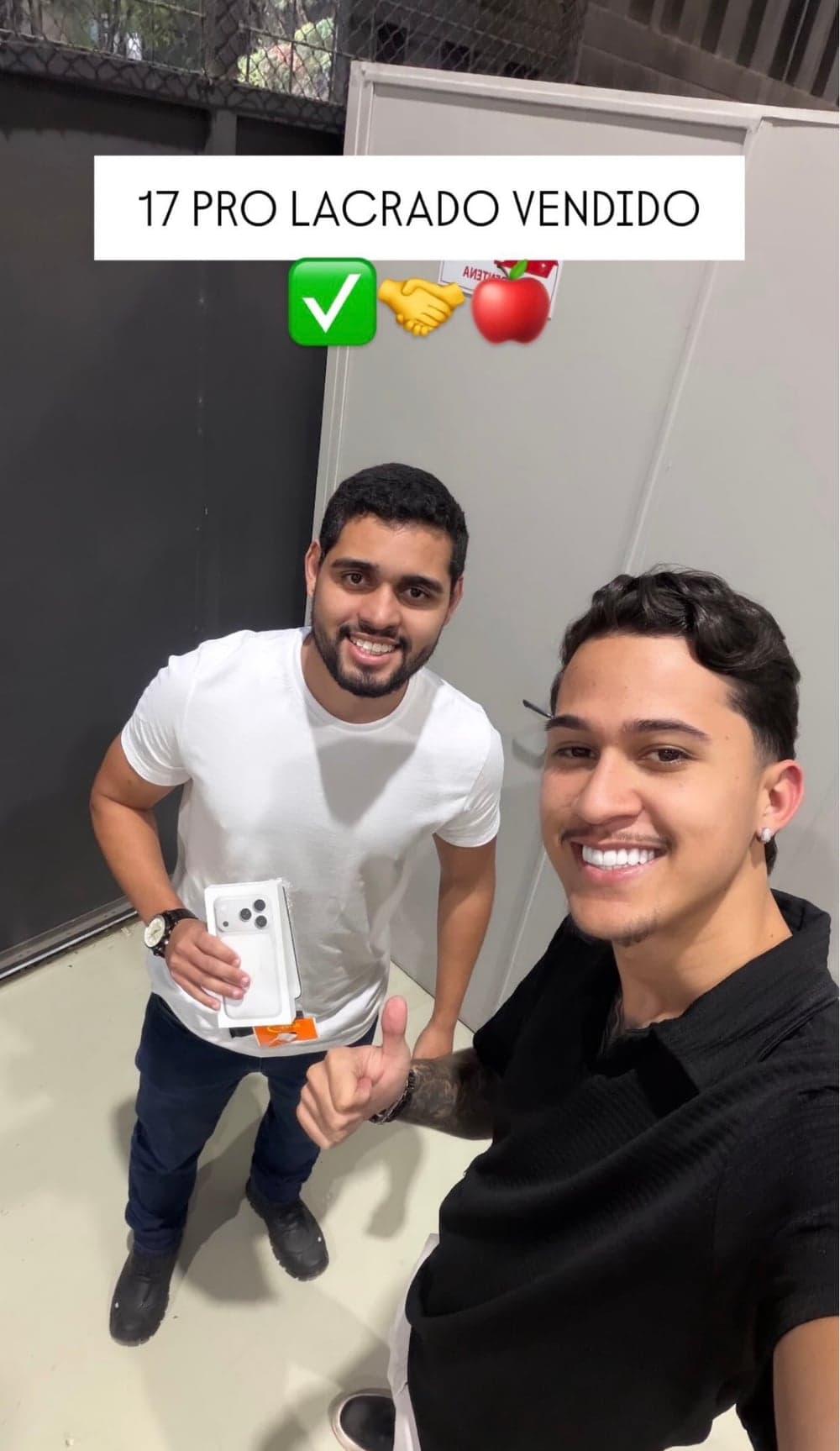 Cliente da Bonni Prime+ recebendo um iPhone 17 Pro lacrado