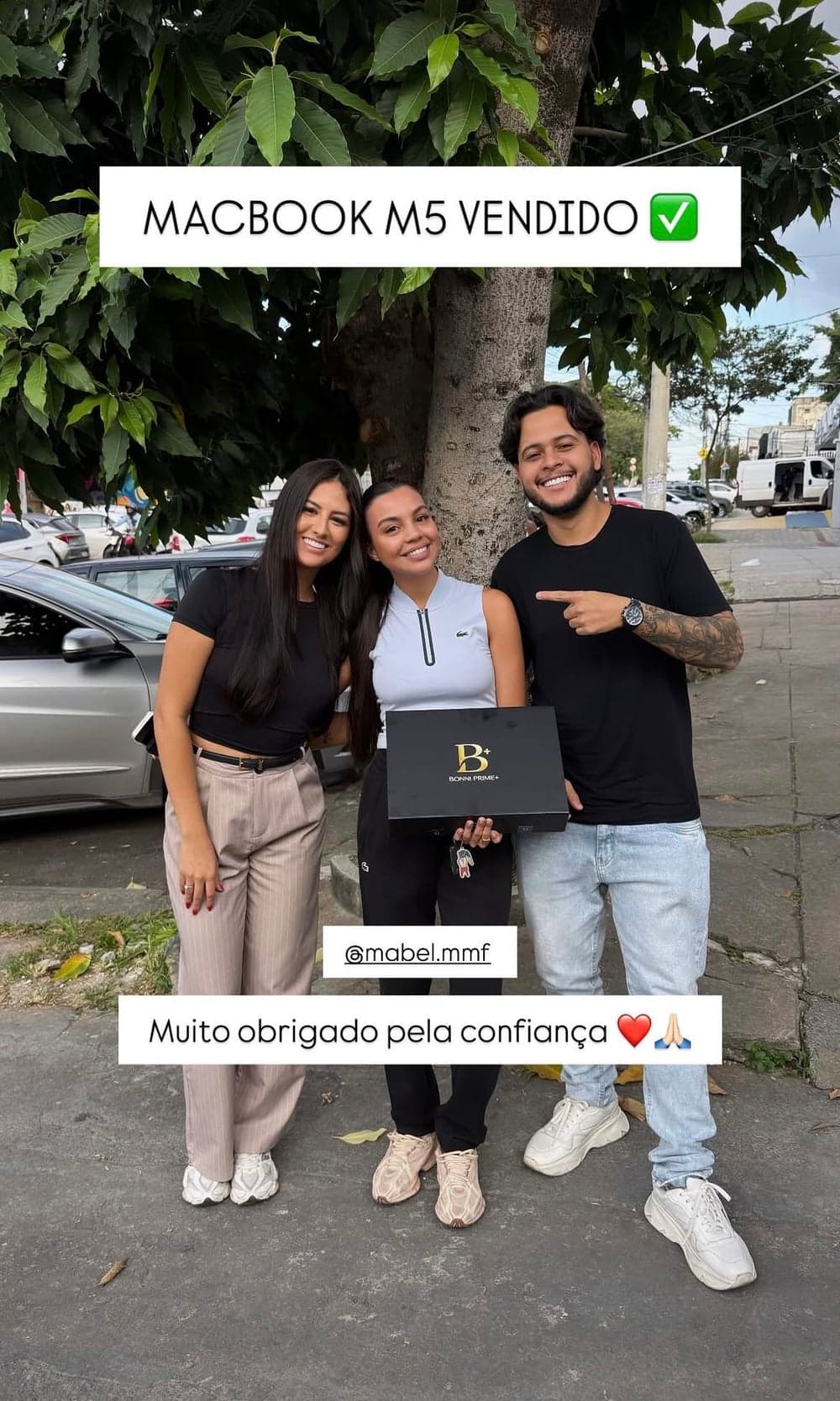 Cliente da Bonni Prime+ recebendo um MacBook M5