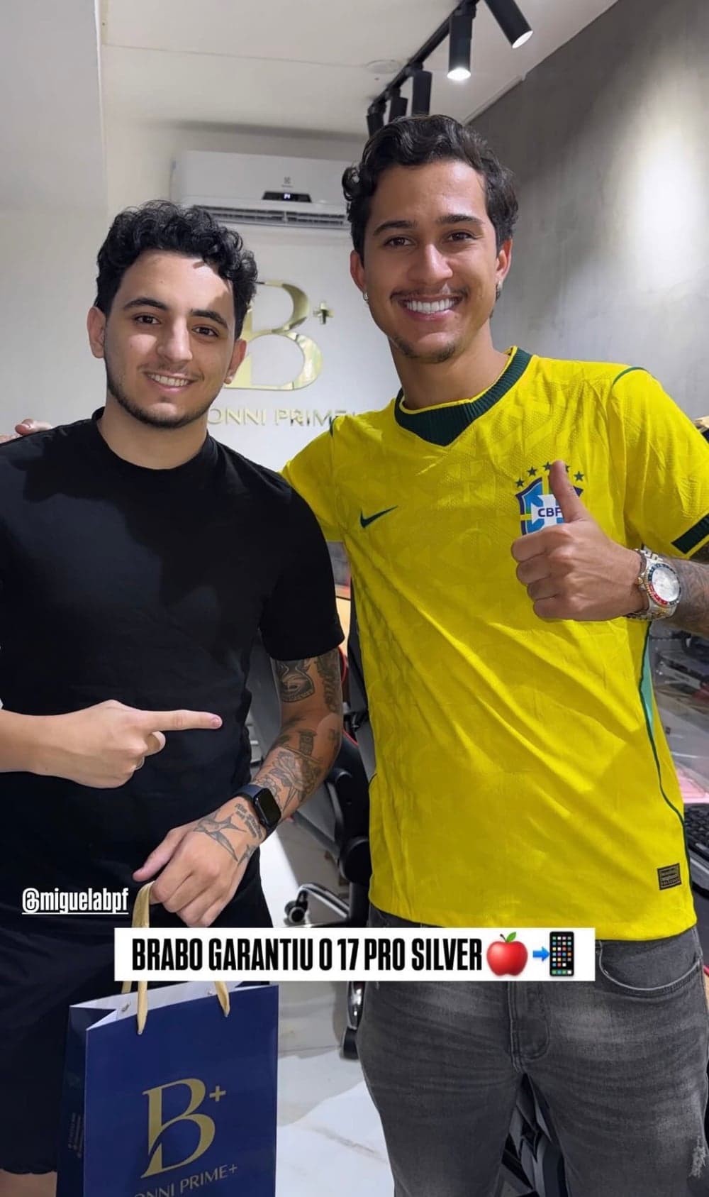 Cliente da Bonni Prime+ recebendo um iPhone 17 Pro Silver