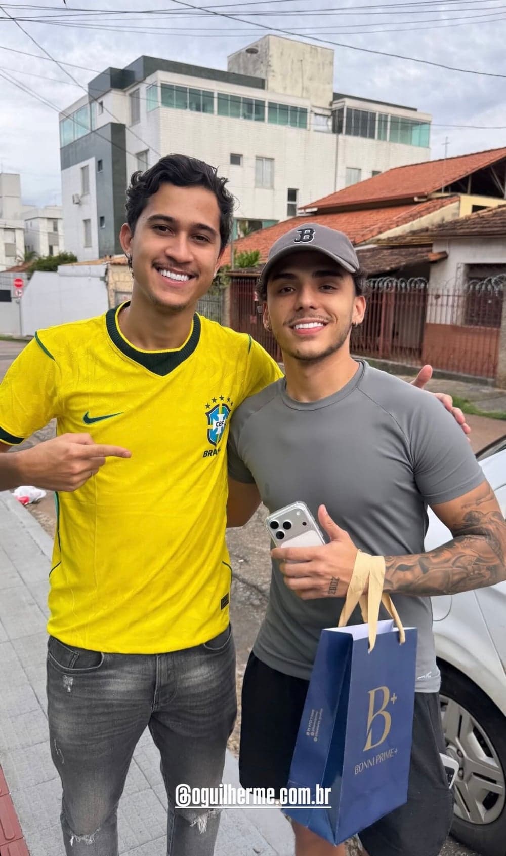 Cliente da Bonni Prime+ recebendo sua sacola de compra na rua