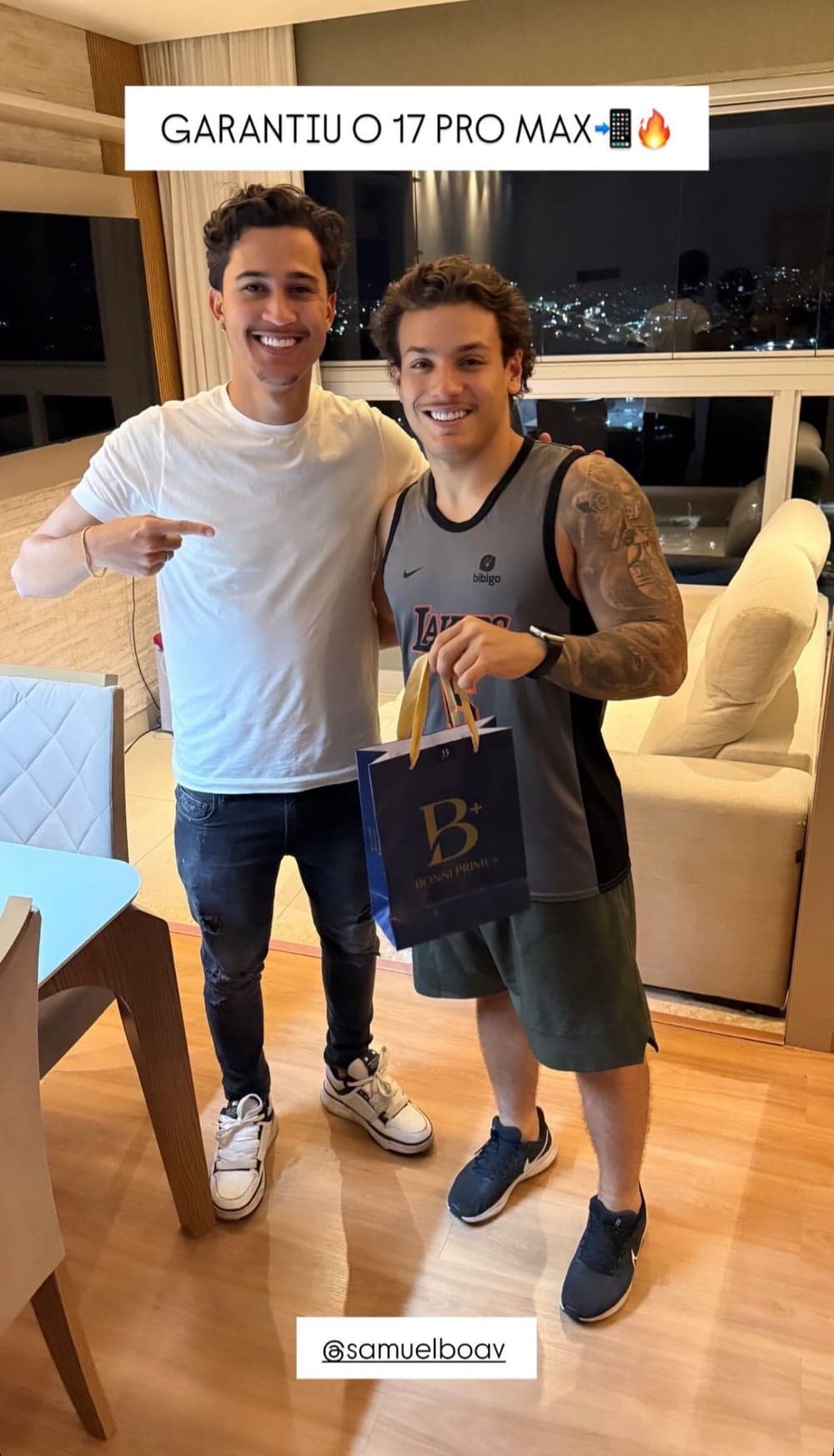 Cliente da Bonni Prime+ recebendo um iPhone 17 Pro Max