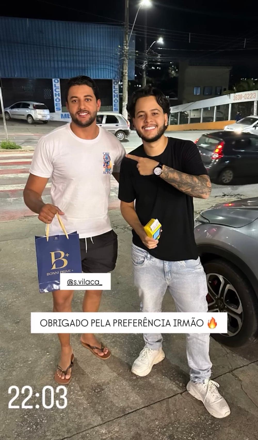 Cliente da Bonni Prime+ recebendo sua sacola de compra